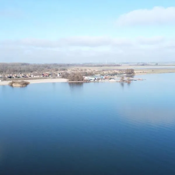 B&B Veluwemeer, jacuzzi, swim spa, sauna, steam bath and sandy beach，位于比丁赫伊曾的酒店