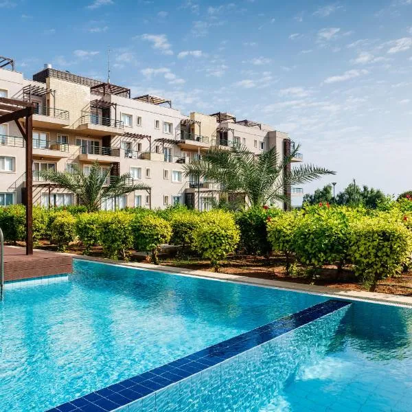 Thalassa Beach Family & Waterpark Resort，位于Galatia的酒店