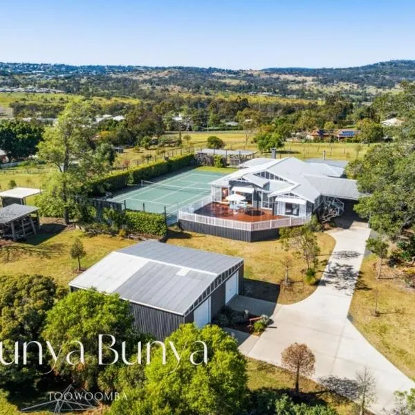 Bunya Bunya Luxury Estate Toowoomba set over 2 acres with Tennis Court，位于土乌巴的酒店