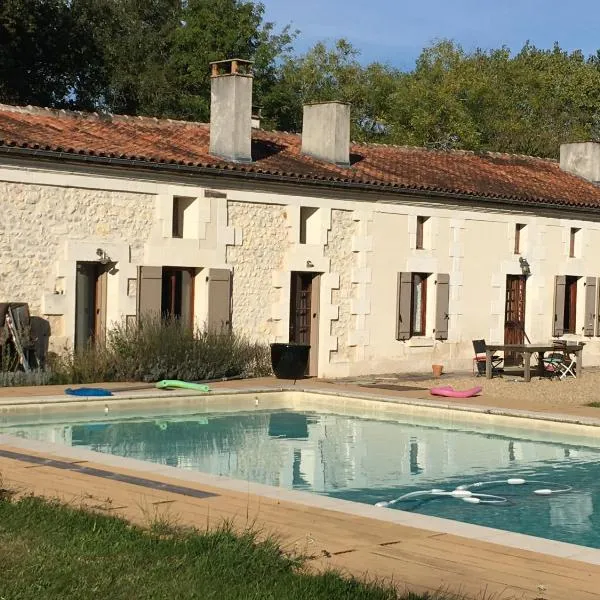 Maison Périgord vert piscine et spa，位于La Roche-Chalais的酒店