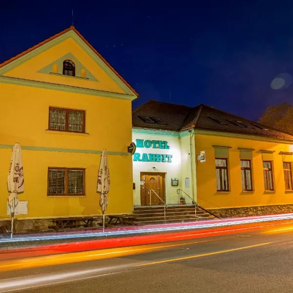 兔酒店，位于Kácov的酒店