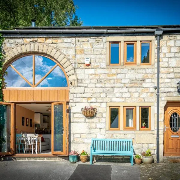 The Old Cattle Barn - Splendid Yorkshire getaway，位于托德莫登的酒店