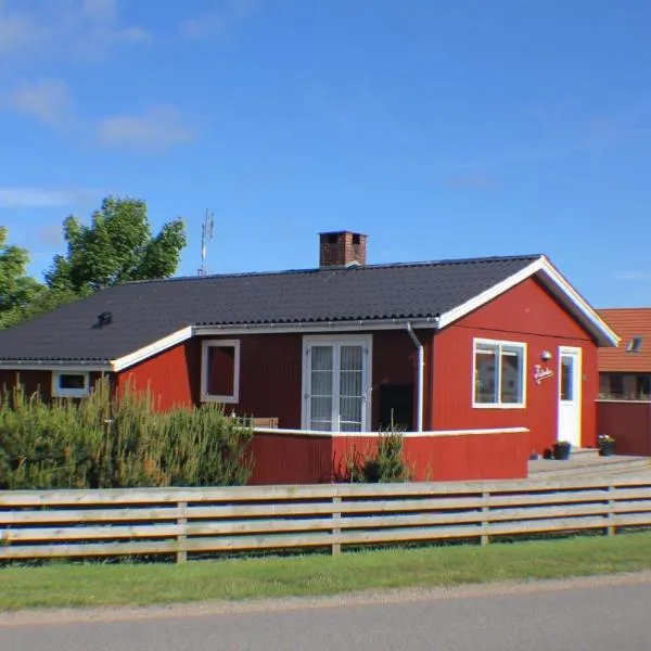 The Little Red Cabin Near Blåvand!，位于Mosevrå的酒店
