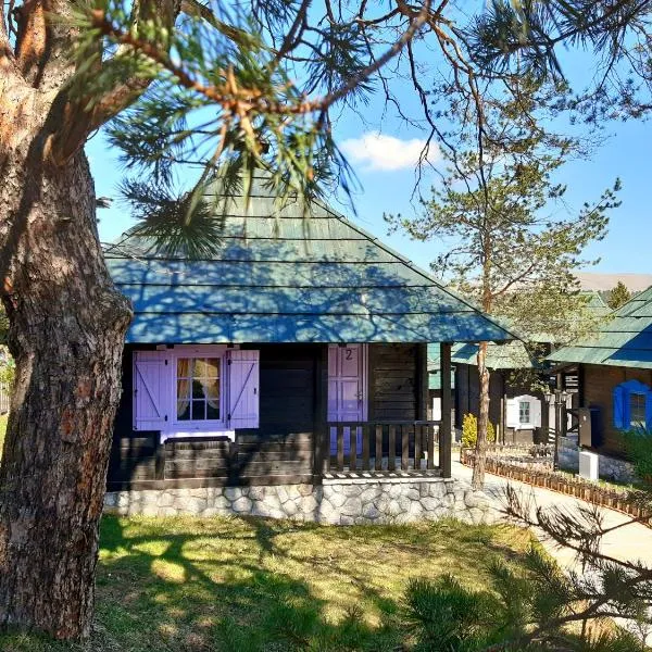 El Paso City, Zlatibor - Unique Wooden Cottages, Treehouse, Wild West Rooms, accommodation 1-6 people，位于兹拉蒂博尔的酒店