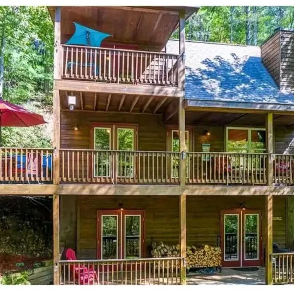 Amazing Creek View Cabin w/ Hot Tub, Firepit & Pool Table，位于Hasslers Mill的酒店