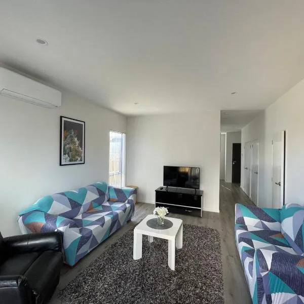 4 bedroom home fully furnished in Papakura, Auckland，位于Pokeno的酒店