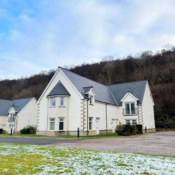 Corran, Glenloch View, Fort William 2-Bedroom Loch Side Flat，位于威廉堡的酒店