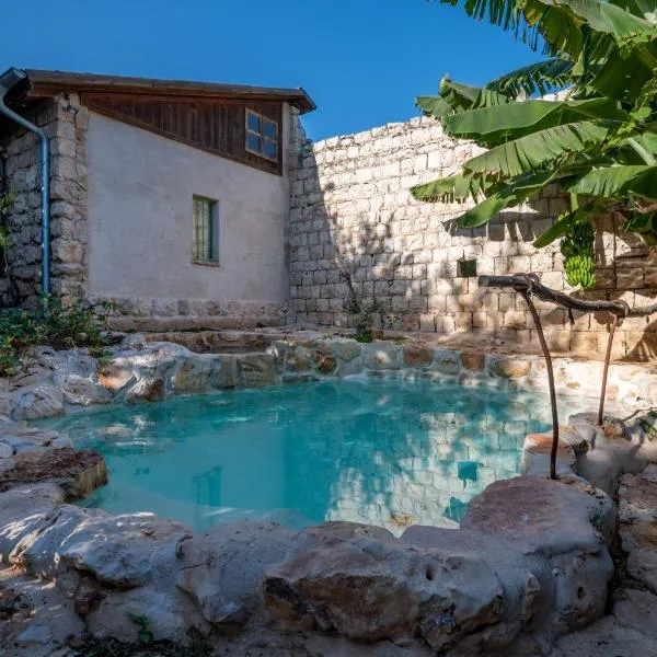 Hemdatya Stone Suites In The Galilee，位于Mitspe Netofa的酒店