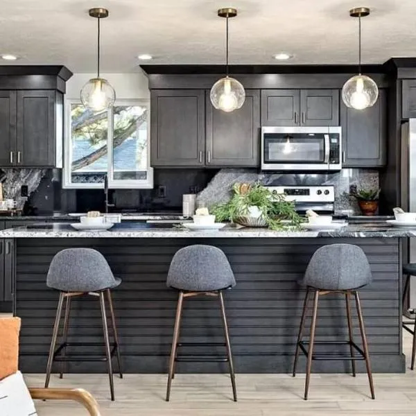 Mid Century Modern Boise-River Bungalow w/ Hot Tub，位于博伊西的酒店