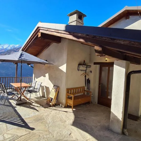 Independent chalet with breathtaking view，位于Villar Pellice的酒店