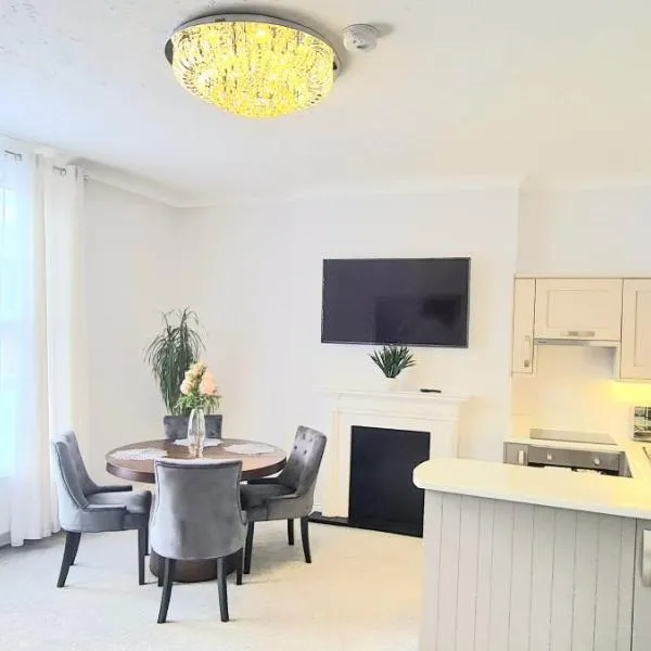 Spacious 3 bed flat near the sea with parking，位于伯恩茅斯的酒店