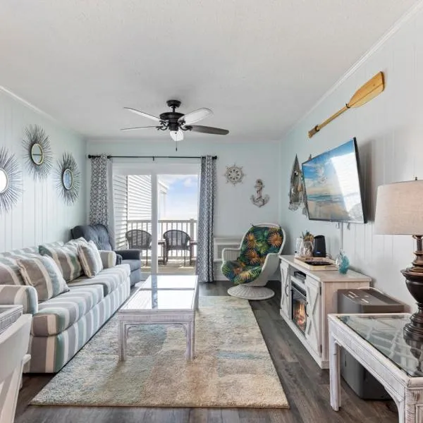 Bright and Sunny Condo with Stunning Oceanfront，位于默特尔比奇的酒店