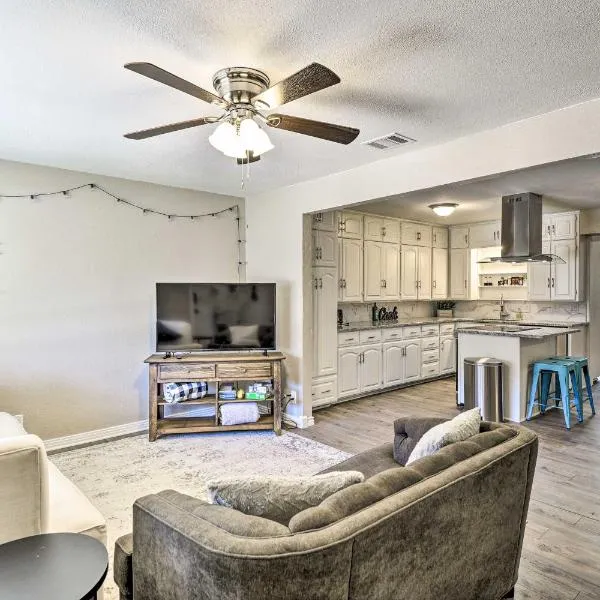 1 Mi to ATandT Stadium Downtown Arlington Home，位于阿林顿的酒店