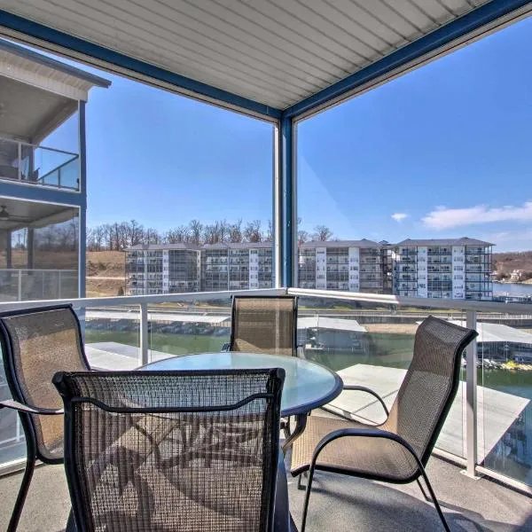Boat Slip, Views Waterfront Lake Ozark Condo!，位于奥沙克湖的酒店