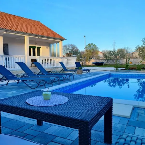 Mediterranean Olive WaterfallsKRKA-Croatia，位于Gulin的酒店