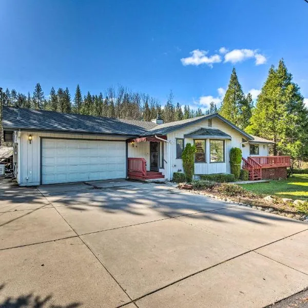 Deck & Hot Tub: Rustic Groveland Home!，位于格罗夫兰的酒店