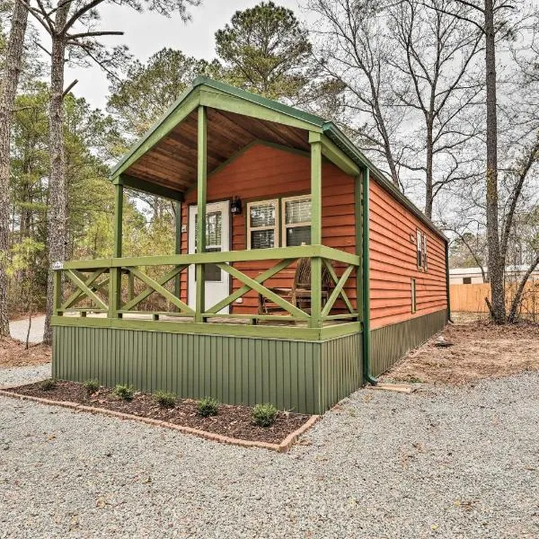 Charming New Bern Log Cabin - Pets Welcome!，位于新伯尔尼的酒店