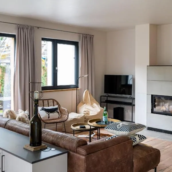 Wellnesshaus "Strandflieder" mit Sauna, Kamin & Terrasse - ruhig & stilvoll in Zingst，位于青斯特的酒店