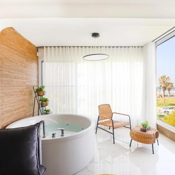 צימר75 על הים גקוזי ומרפסת Oceanfront BeachHouse W Jacuzzi & Porch,位于海法的酒店