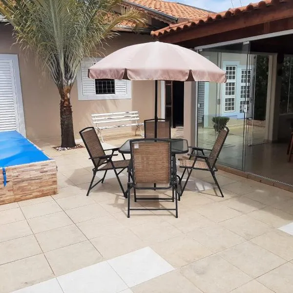 Casa agradável com área externa e piscina，位于Ribeirão Bonito的酒店