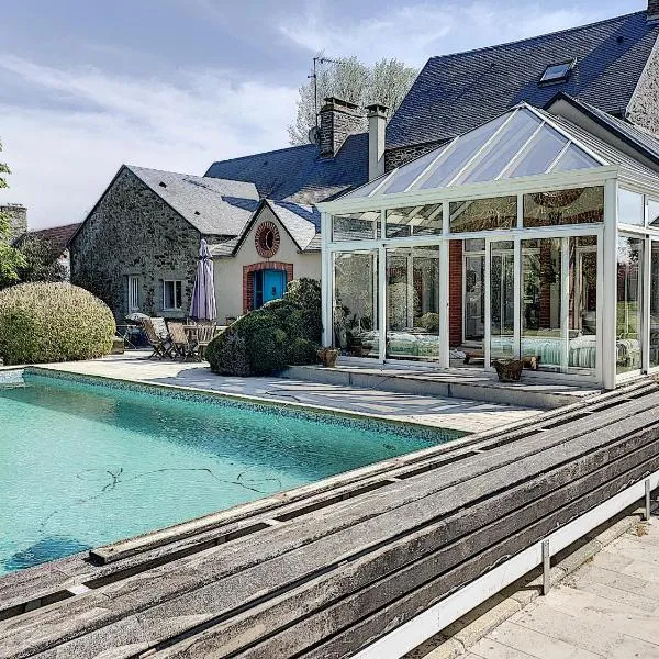 Gîte de charme "La Maison Saint-Leonard" avec piscine, SPA, vue sur le Mont Saint-Michel，位于Vains的酒店