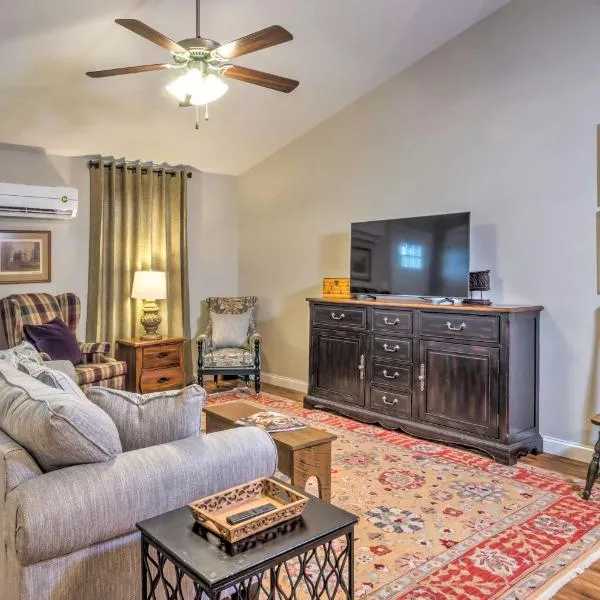 Pet-Friendly Brownsville Retreat with Porch!，位于Sloans Crossing的酒店