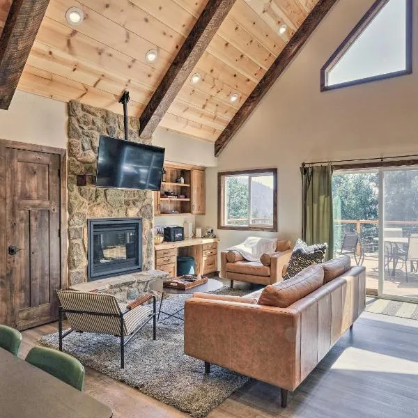 Luxury Retreat Custom Mi-Wuk Village Cabin!，位于Mi-Wuk Village的酒店