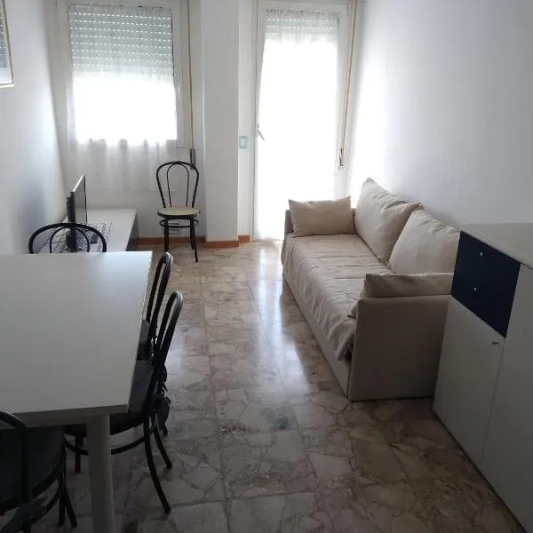 Comodo appartamento a pochi metri dal mare，位于比比翁的酒店