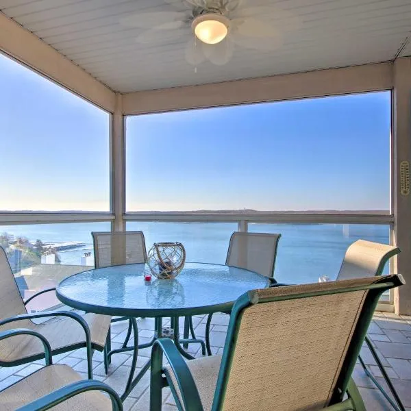 Lake Ozark Condo with Balcony and Water Views!，位于奥沙克湖的酒店