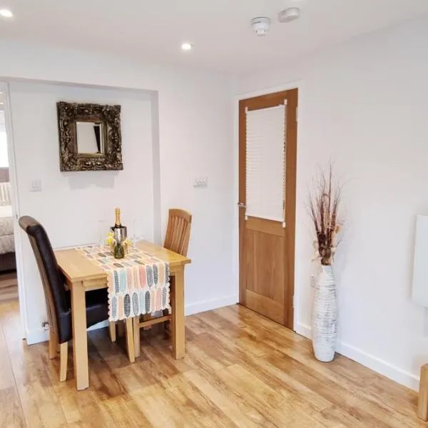 Marthys House With Hot Tub Looe，位于西卢港的酒店