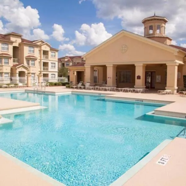 Revived Condo with Pool and 20 minutes from parks，位于达文波特的酒店