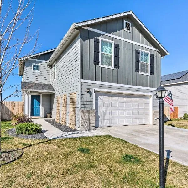 Stunning Nampa Home Nearby Park with Fire Pit!，位于楠帕的酒店