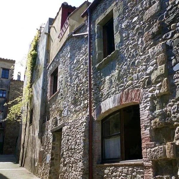 BAIX EMPORDÀ. Increíble casa en pueblo medieval，位于克鲁尔雷斯的酒店