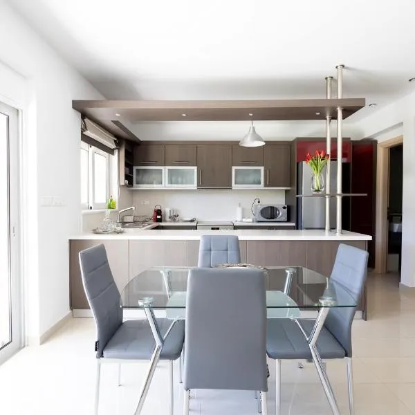 Athenian Riviera Maisonette, Varkiza, 7min walk from Beach Park，位于瓦里的酒店