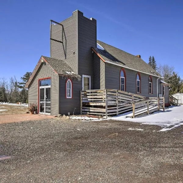 Renovated Historic Church Along Namekagon River!，位于Seeley的酒店