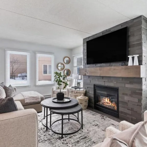 Mountain Walk Chalet Across From Blue Mtn Village，位于蓝山的酒店