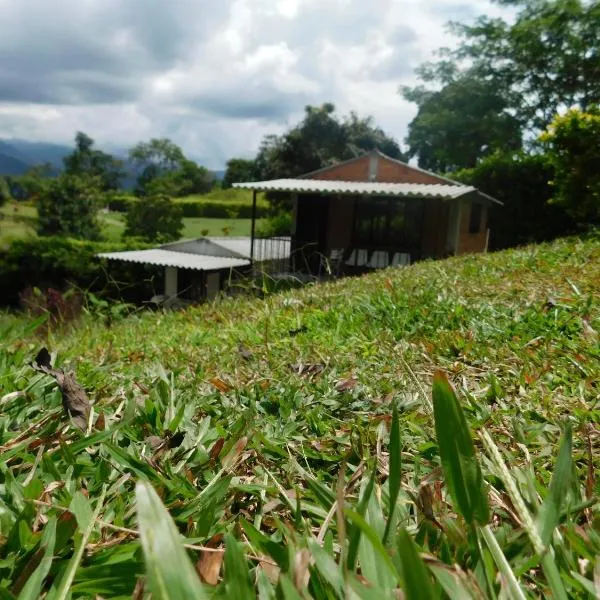 Casa Campo alojamiento campestre para descanso en Calarcá Quindío，位于蒙特内哥罗的酒店