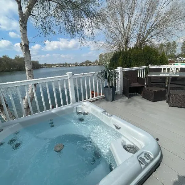 Lakeside Retreat 4 with hot tub, private fishing peg situated at Tattershall Lakes Country Park，位于塔特舍尔的酒店