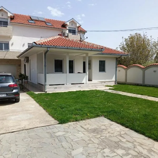 Serbian home with garden，位于Krnjača的酒店