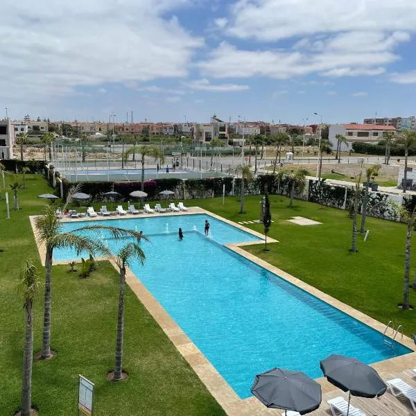 Bel appartement pied sur mer vue imprenable sur piscine et jardins，位于西迪拉哈尔的酒店