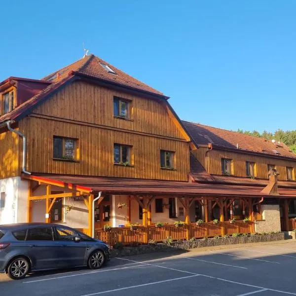 Balónový hotel a pivovar Radešín，位于Zvole的酒店