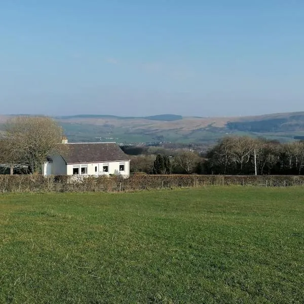 Rural Cosy Three Bedroom Cottage，位于格文的酒店