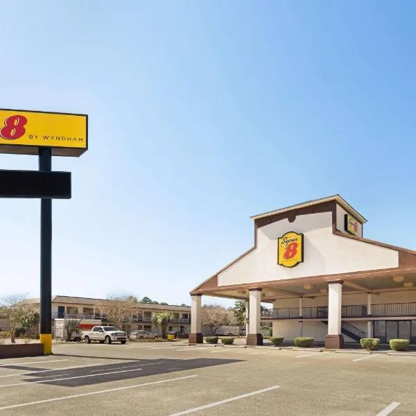 Super 8 by Wyndham Gulfport Biloxi Airport，位于长滩的酒店