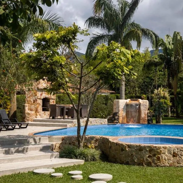 Espectacular cómoda villa de campo con Piscina，位于El Queremal的酒店