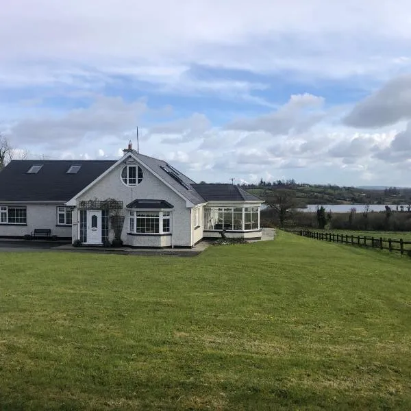 Lough Aduff Lodge 5 minutes from Carrick on Shannon，位于莫希尔的酒店