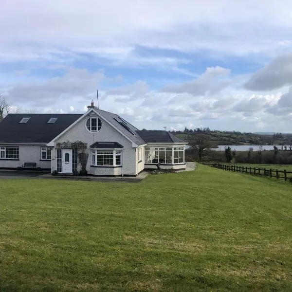 Lough Aduff Lodge 5 minutes from Carrick on Shannon，位于Keshcarrigan的酒店