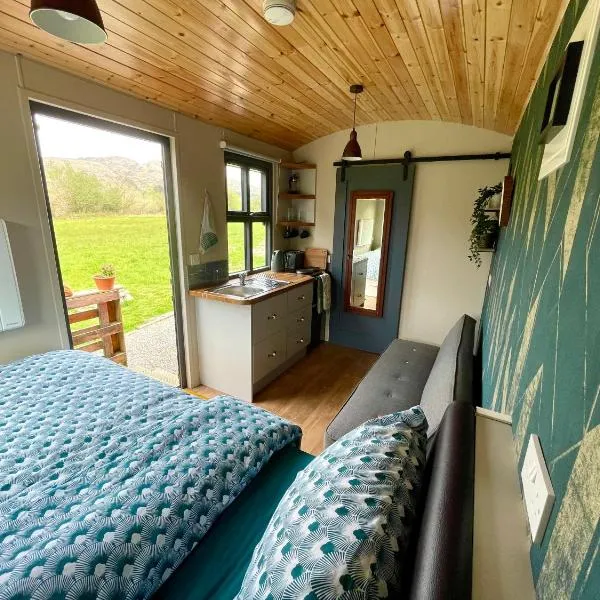 Stepping Stones Glamping little red，位于班特里的酒店