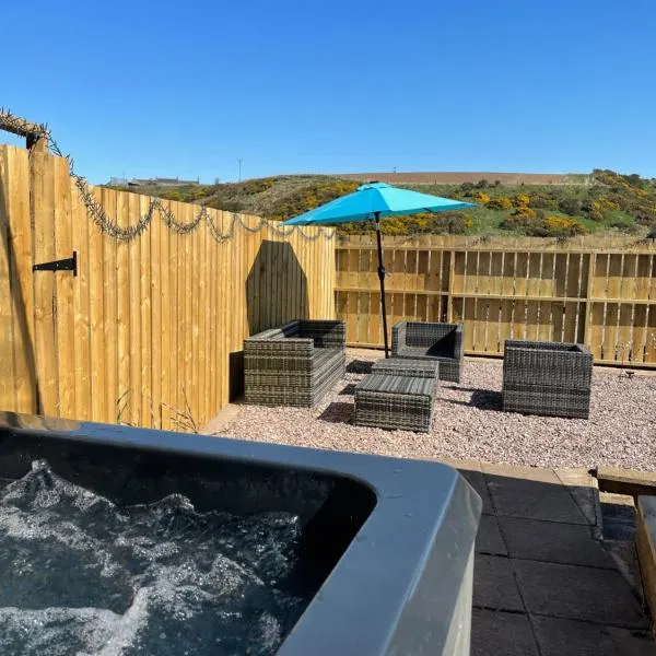 The Steading with 7 Seater Hot Tub Aberdeenshire，位于班夫的酒店