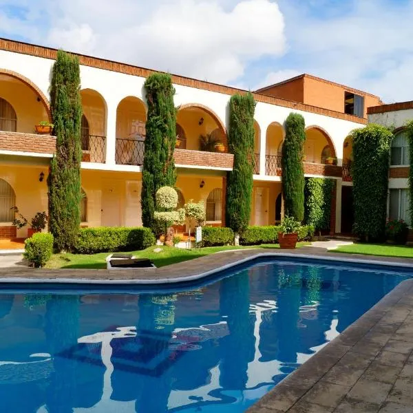 维拉德尔索尔酒店及套房，位于Tarímbaro的酒店