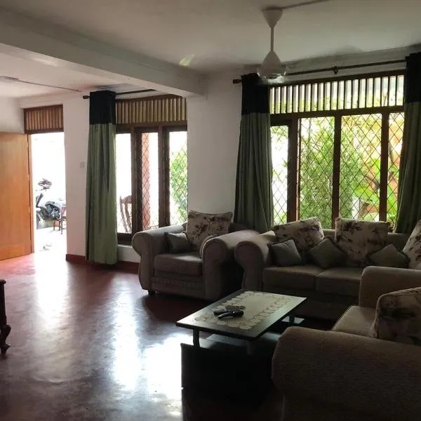 Central residence Rajagiriya-Entire House，位于斯里贾亚瓦德纳普拉科特的酒店